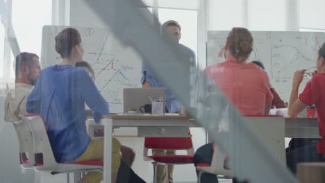 joven empresario discutiendo con los empleados en una oficina moderna