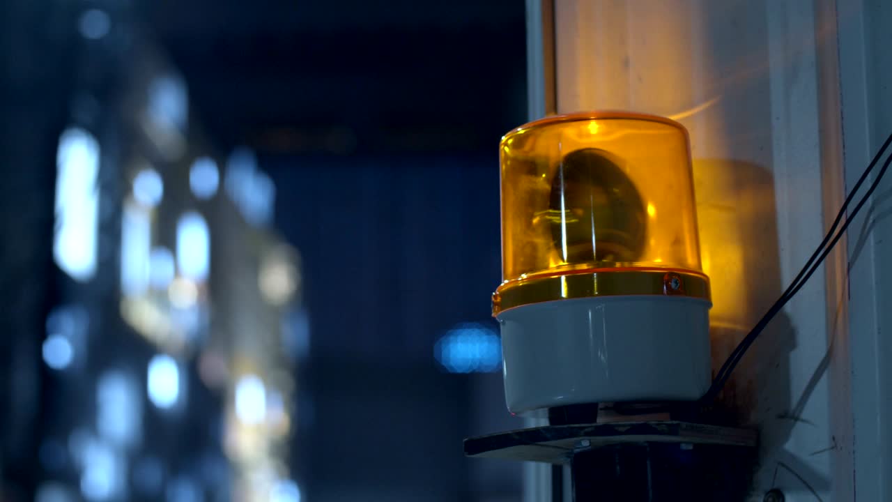 sirena de alarma en la pared en el sitio de construcción.