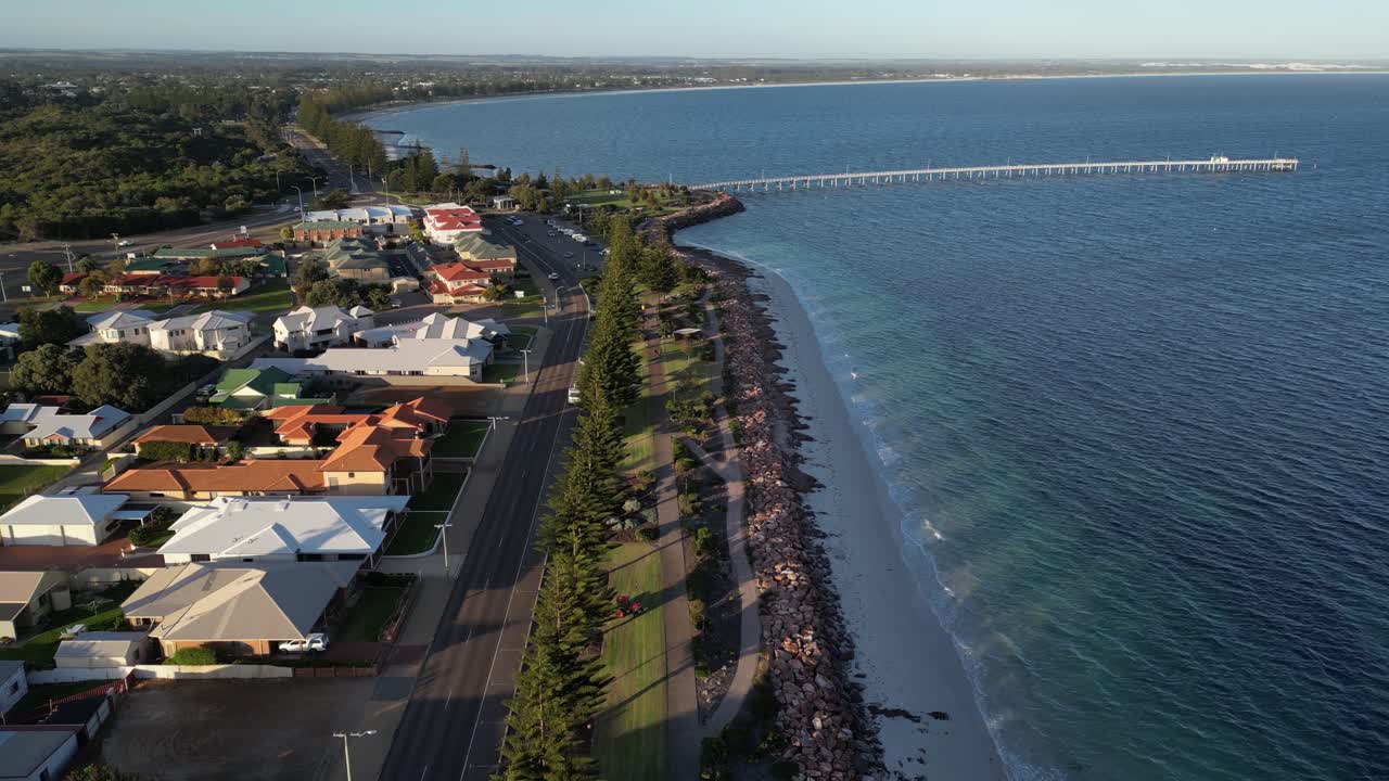 paseo marítimo de esperance con casas frente al mar y muelle de petroleros en el fondo, australia occidental
