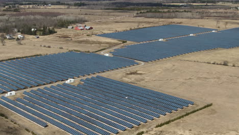 Una-Toma-Aerea-De-Una-Granja-Solar