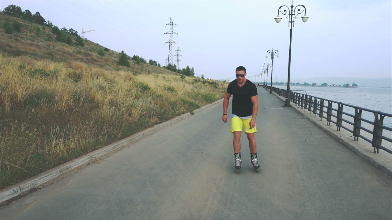 hombre patinando en un sendero junto al lago