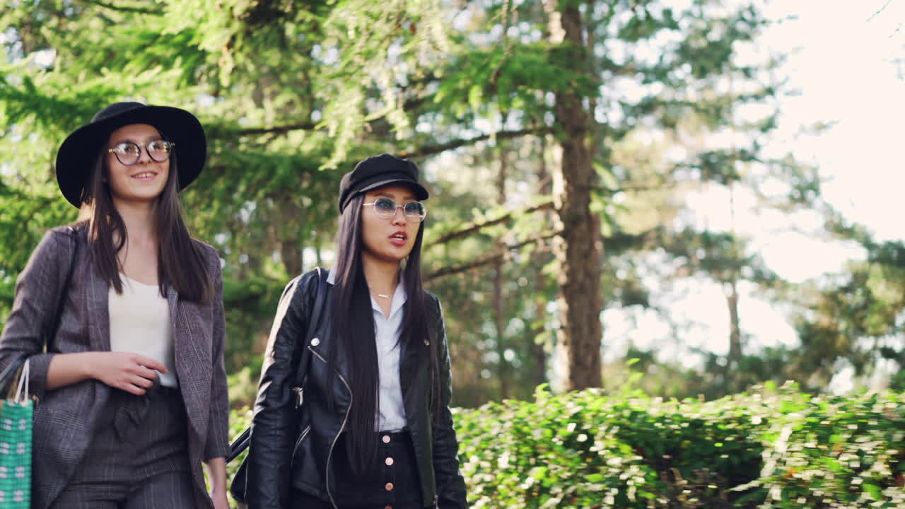 공원에서 고 있는 두 여자