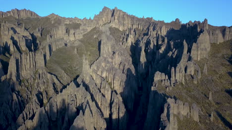volando sobre las escarpadas y rocosas torres de valle de las ánimas, la paz, bolivia en esta épica revelación aérea