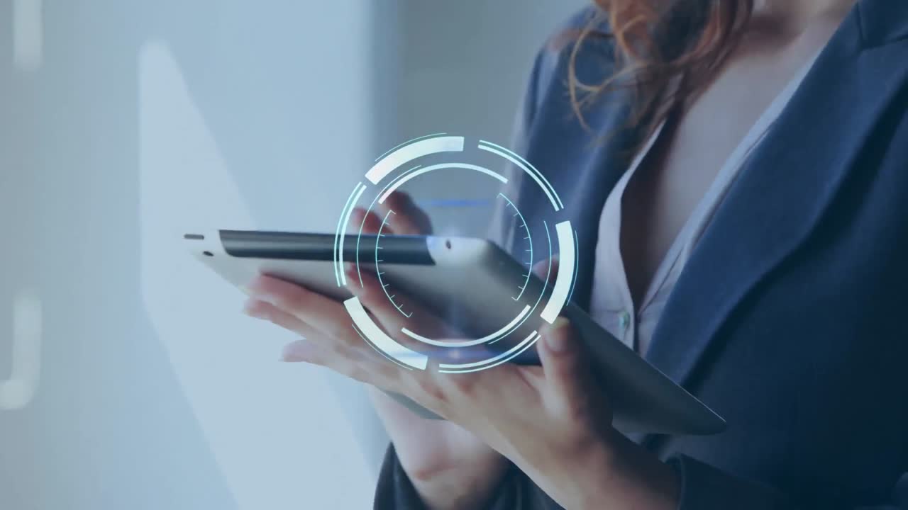 animación de escáner redondo de neón sobre mujer de negocios biracial usando tableta digital en la oficina