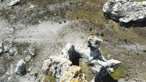 Drone-Volando-Sobre-Rauk-O-Pila-De-Mar,-Paisaje-Accidentado-De-Gotland,-Suecia