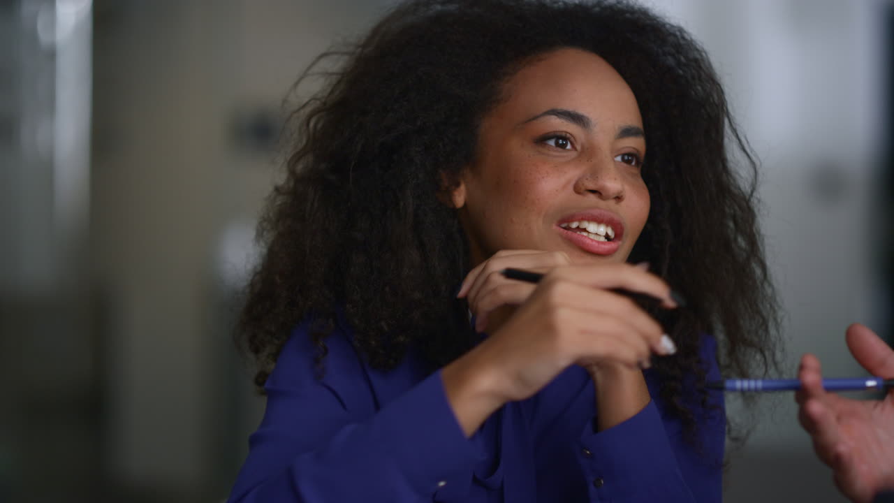 mujer de negocios afroamericana hablando