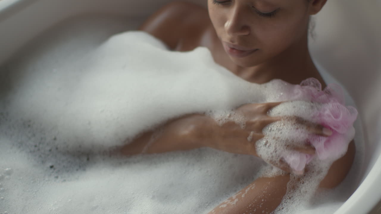 una mujer disfrutando de un baño de burbujas.