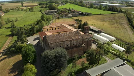 Vista-Aérea-De-La-Iglesia-De-Santa-Maria-Delle-Grazie-En-Soncino,-Italia---Disparo-De-Drones