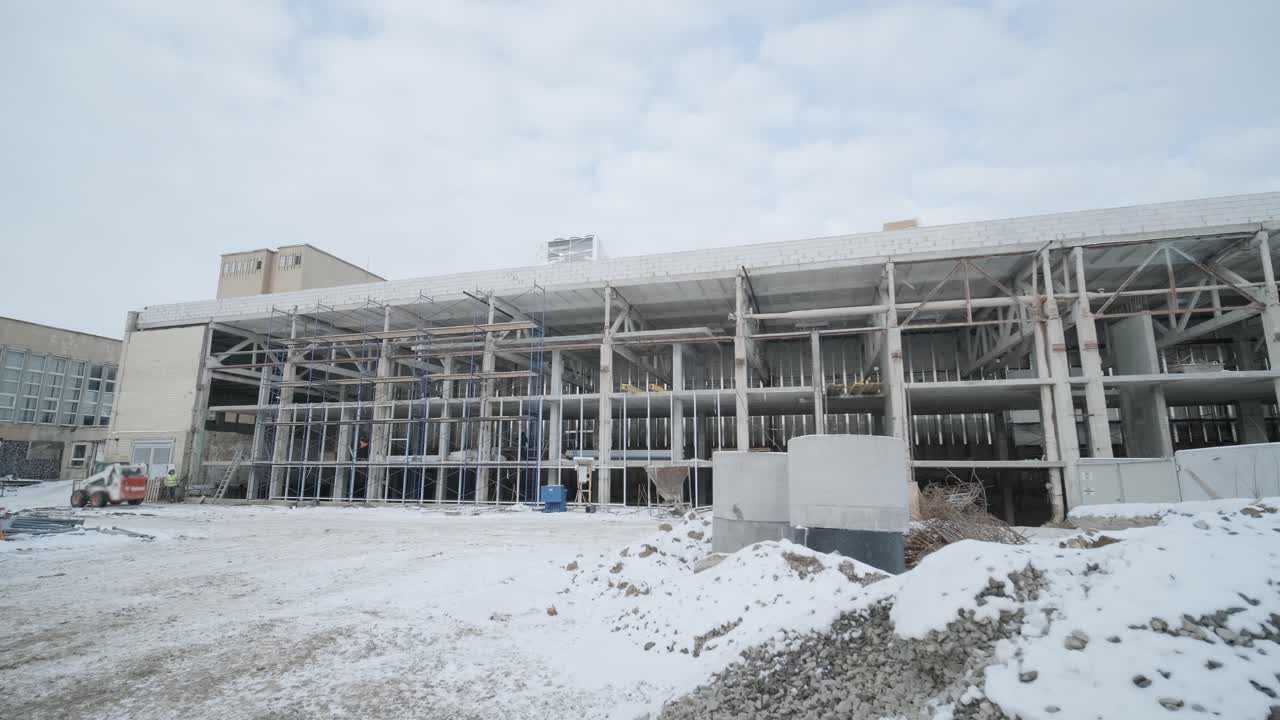 la fachada del edificio durante la renovación.