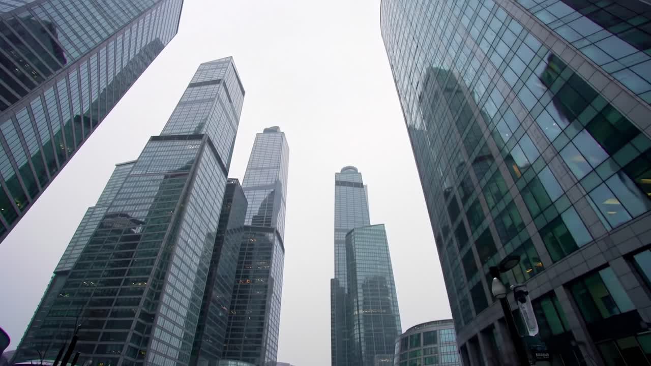 A Captivating View of Fog-Covered Skyscrapers: The Urban Landscape Shrouded in Mist Creates an Atmospheric and Mysterious Ambiance in the Heart of the City