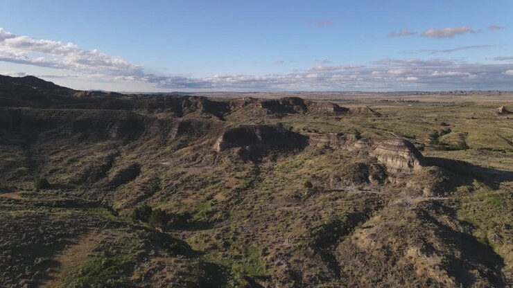 Vista aerea delle colline del Wyoming orientale con strati di roccia molto chiari e variegati durante l'estate