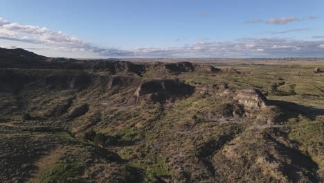 Vista-Aérea-De-Las-Colinas-Del-Este-De-Wyoming-Con-Capas-De-Estrato-Muy-Claras-De-Rocas-Variadas-Durante-El-Verano