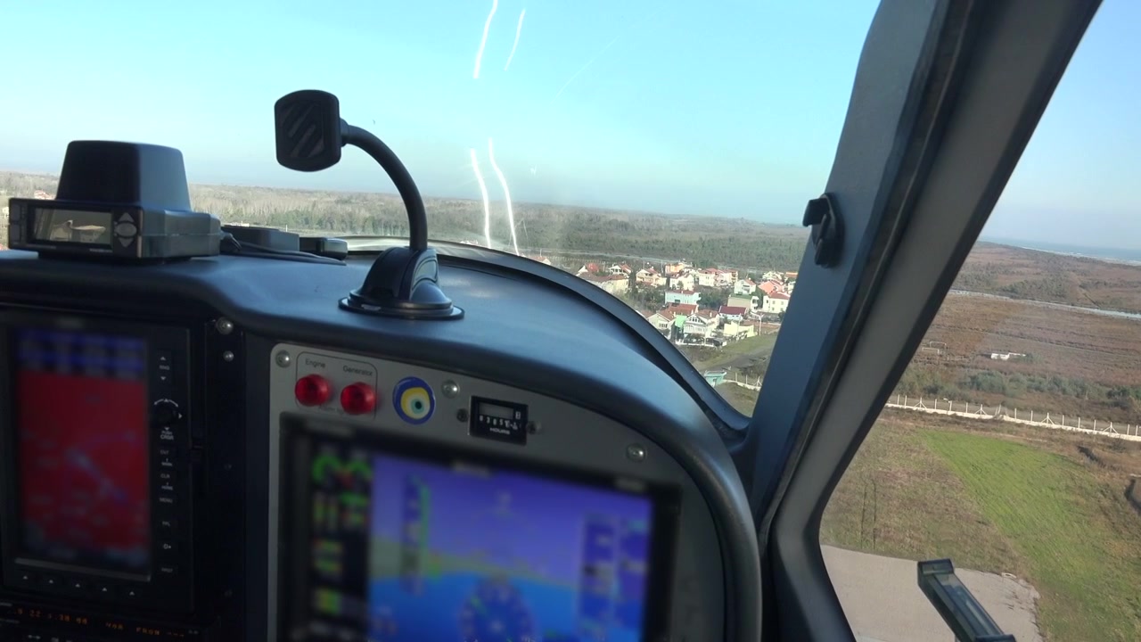 Vista dalla cabina di pilotaggio di un piccolo aereo che decolla dalla pista