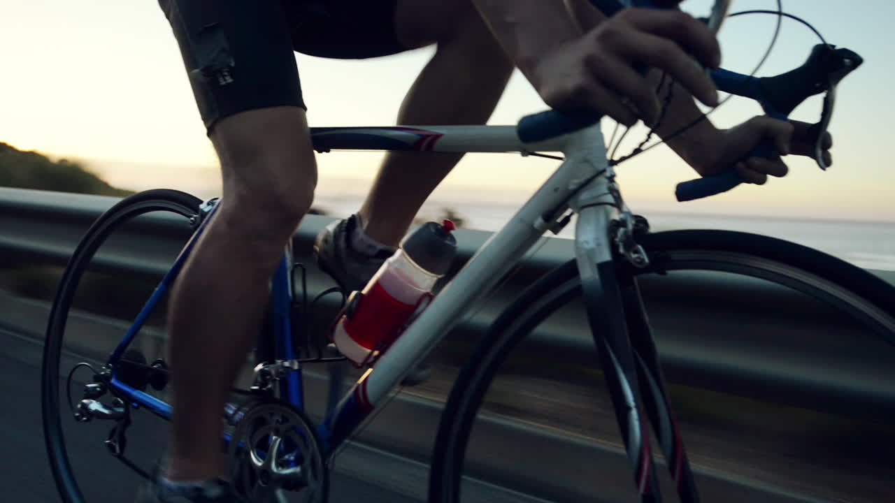 건강한 남자가 도로 자전거를 타고 야외 피트니스 스테디캠 촬영