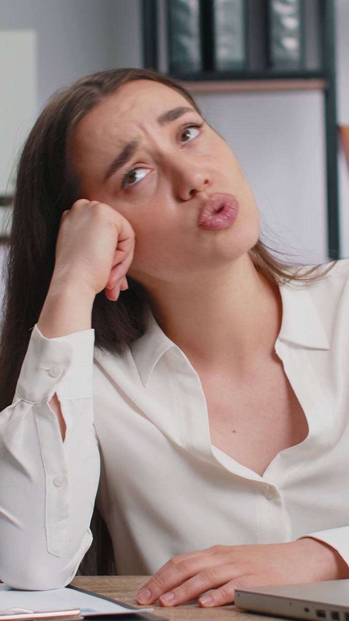 Imprenditrice caucasica preoccupata per problemi finanziari stress denaro debito perdita di bilancio bancarotta