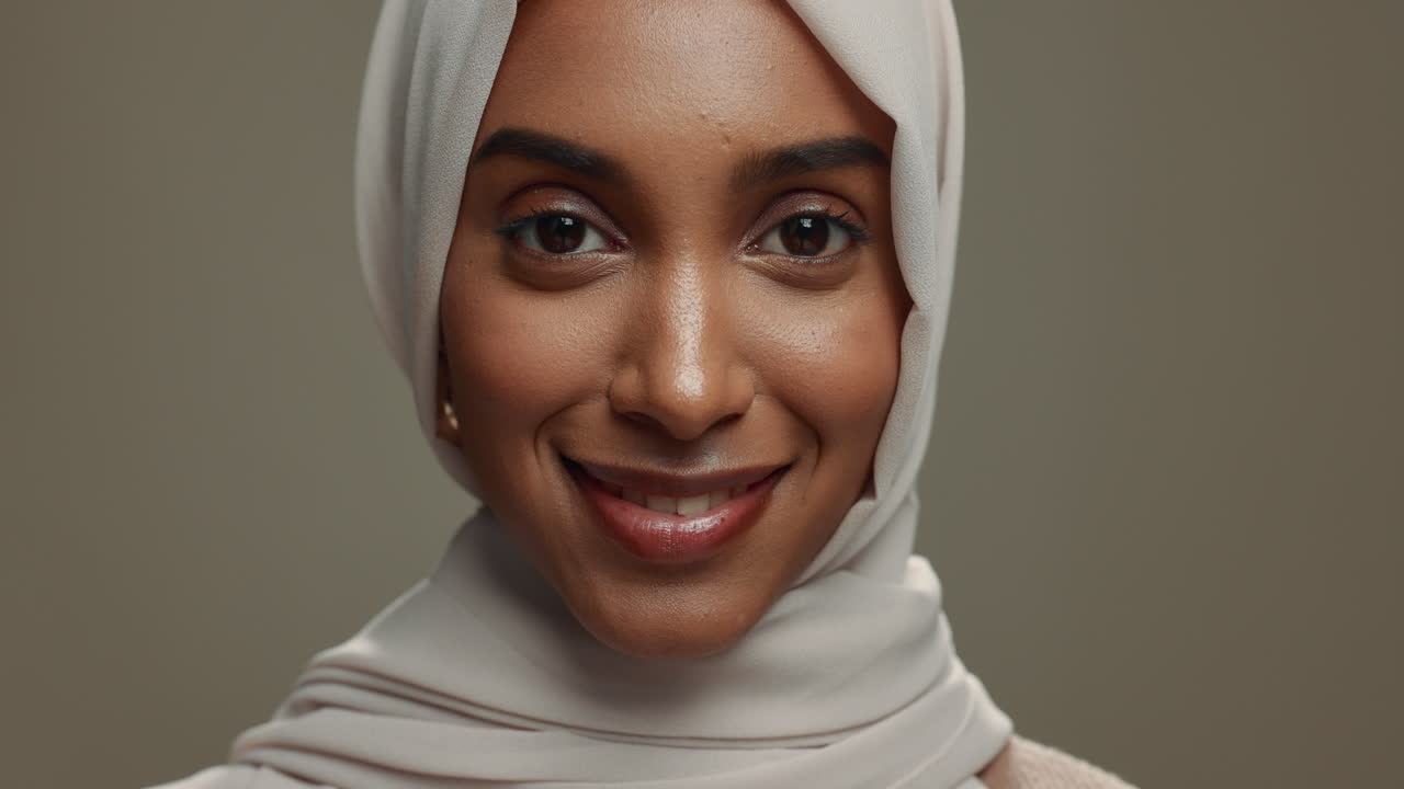 cara, musulmana o mujer feliz en hijab en el estudio