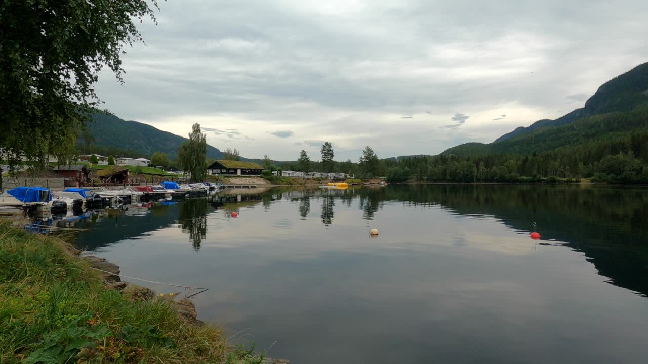 Kleiner Gästehafen, ruhiges Wasser mit Reflexion, Norwegen, statische Ansicht