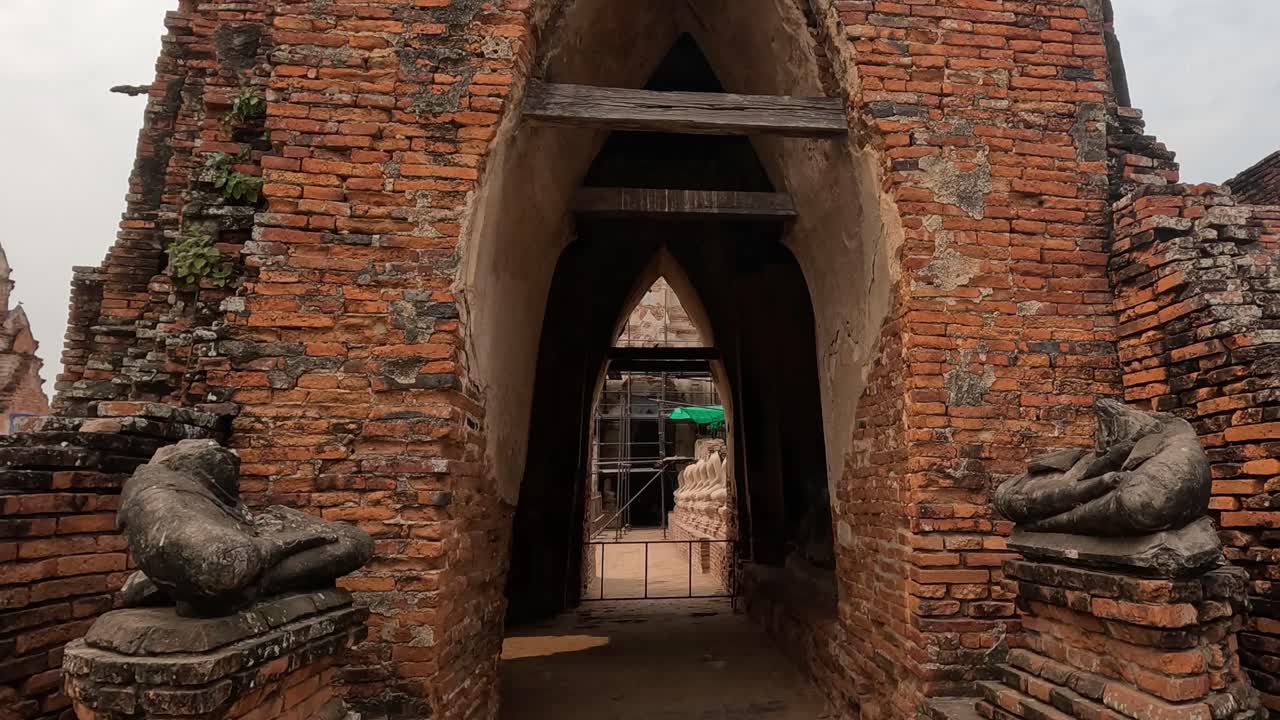 caminar progresivamente a través de los arcos del templo en descomposición