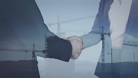 animación del paisaje urbano con un sitio de construcción sobre personas de negocios que se dan la mano
