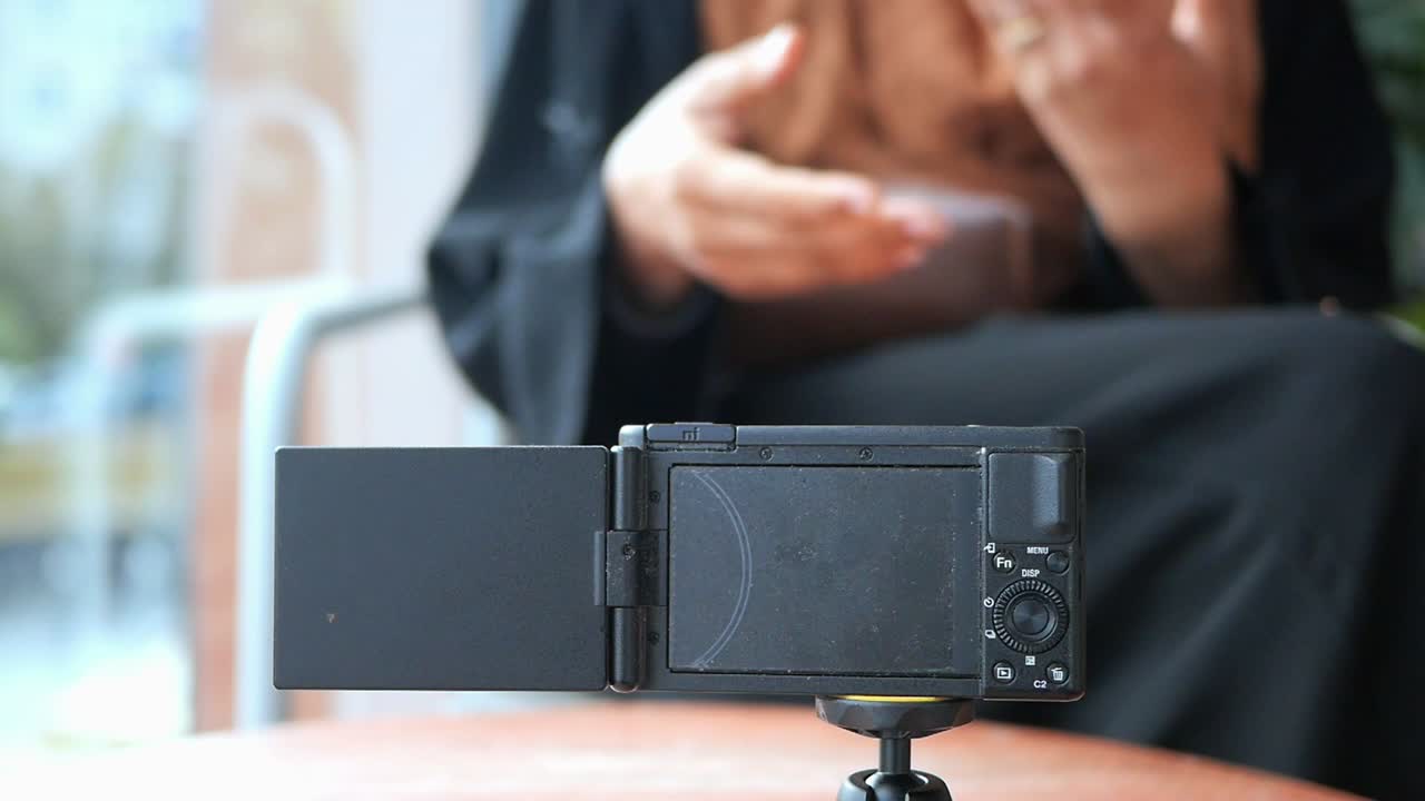 인터뷰 중 작은 카메라를 사용하는 여성