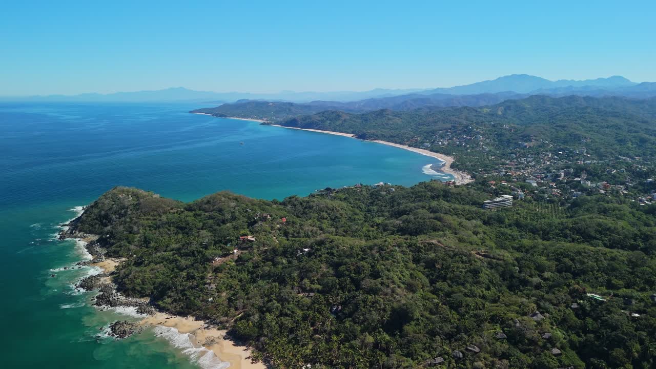vuelo de avión no tripulado alrededor de sayulita, méxico en nayarit con cielo despejado y playas vacías