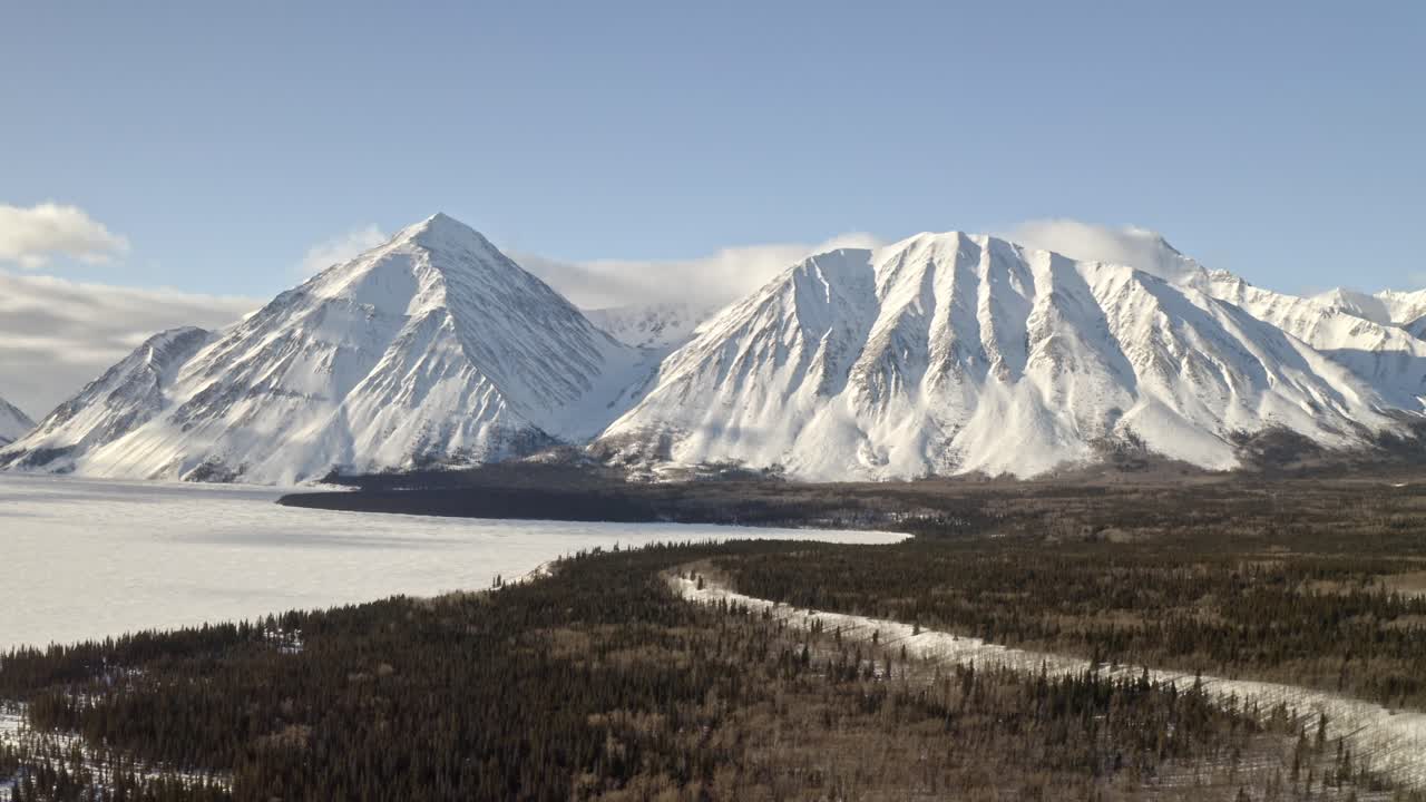 Lumipeitteiset vuoret panoraamanäkymässä
