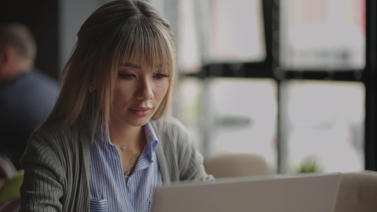 mujer coreana preocupada china japonesa japonesa trabajando en una computadora portátil mirando hacia otro lado pensando resolviendo problemas mujer seria buscando inspiración tomando decisiones sintiendo falta de ideas