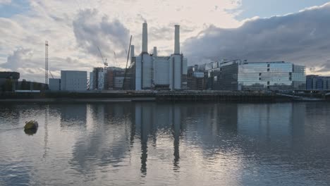 Toma-Estable-De-La-Central-Eléctrica-De-Battersea-En-Reparación-Reflejada-En-El-Tranquilo-Río-Támesis