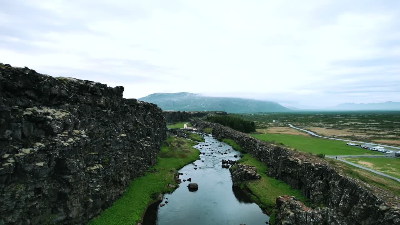 río glaciar derretido en el parque nacional de thingvellir en el valle del rift, islandia, toma de drone en cámara lenta