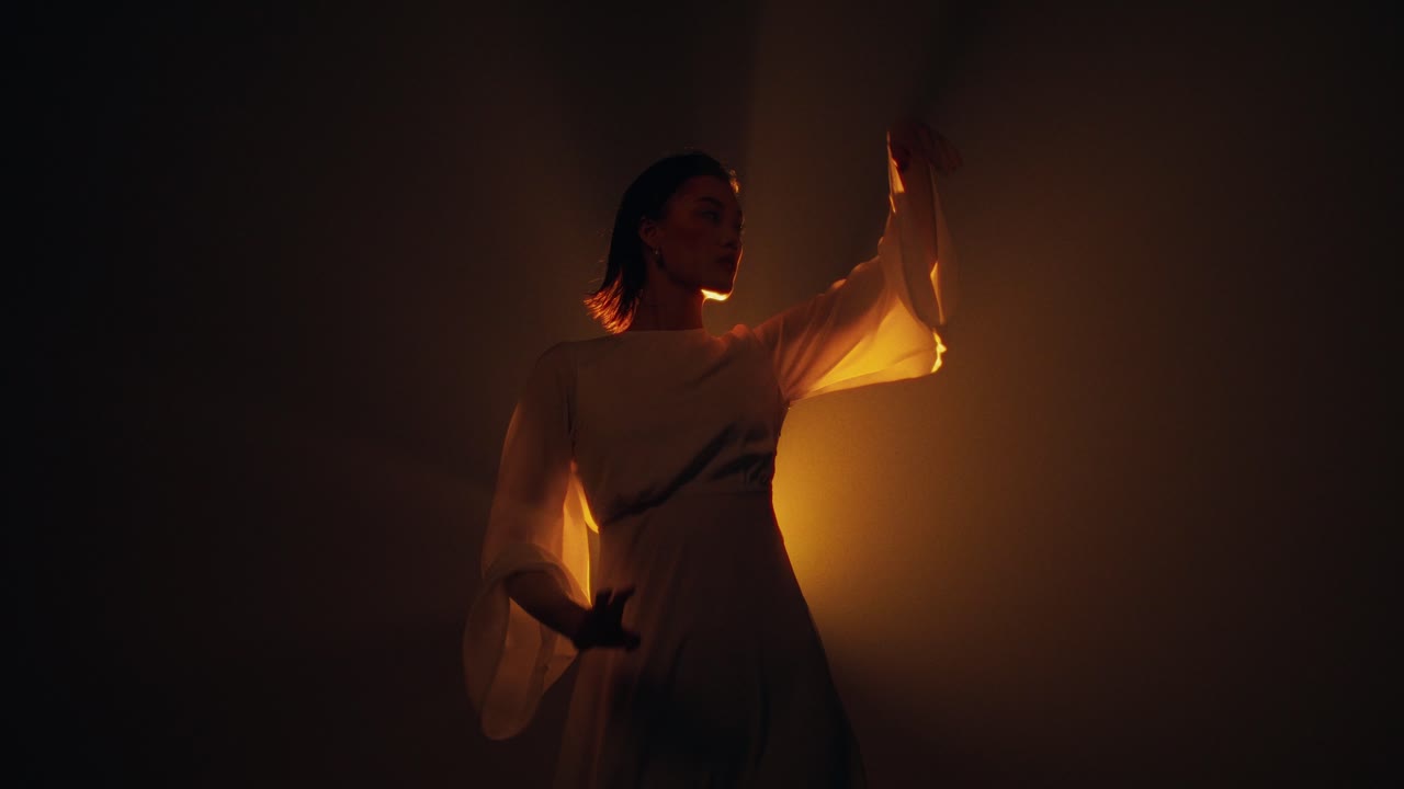 Ritratto di una donna in uno studio