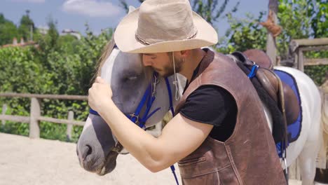 el hombre que cuida a su caballo en la granja.