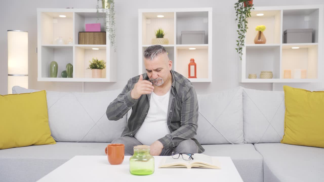 viejo pensando en recuerdos tristes y tristes.