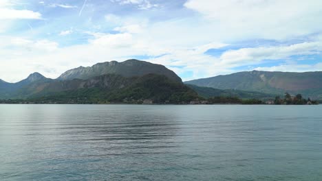 El-Lago-De-Annecy-Es-Uno-De-Los-Lagos-Más-Grandes-De-Francia,-Aunque-Más-Pequeño-Que-Los-Lagos-Vecinos-De-Ginebra-Y-Bourget.