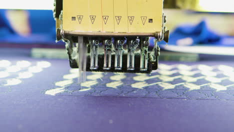 un primer plano de una máquina de coser moderna haciendo un modelo de costura en la tela