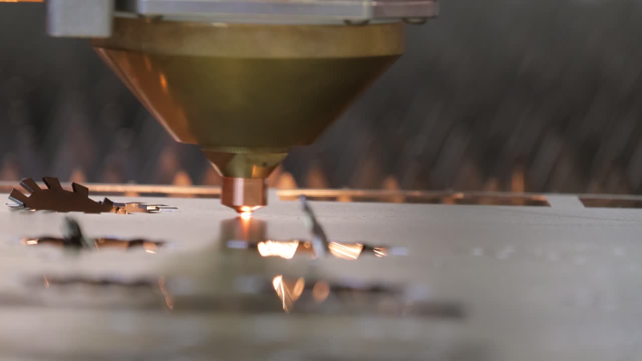 corte láser cnc de metal, tecnología industrial moderna. pequeña profundidad de campo. advertencia - disparo auténtico en condiciones desafiantes.