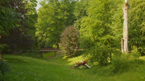 Frondosos-árboles-Verdes-Y-Césped-Durante-El-Verano-En-Bois-De-La-Cambre,-En-Bruselas,-Bélgica