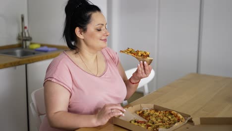 La-Mujer-Con-Sobrepeso-Come-Con-Mucho-Gusto,-La-Mujer-Come-Pizza,-Comida