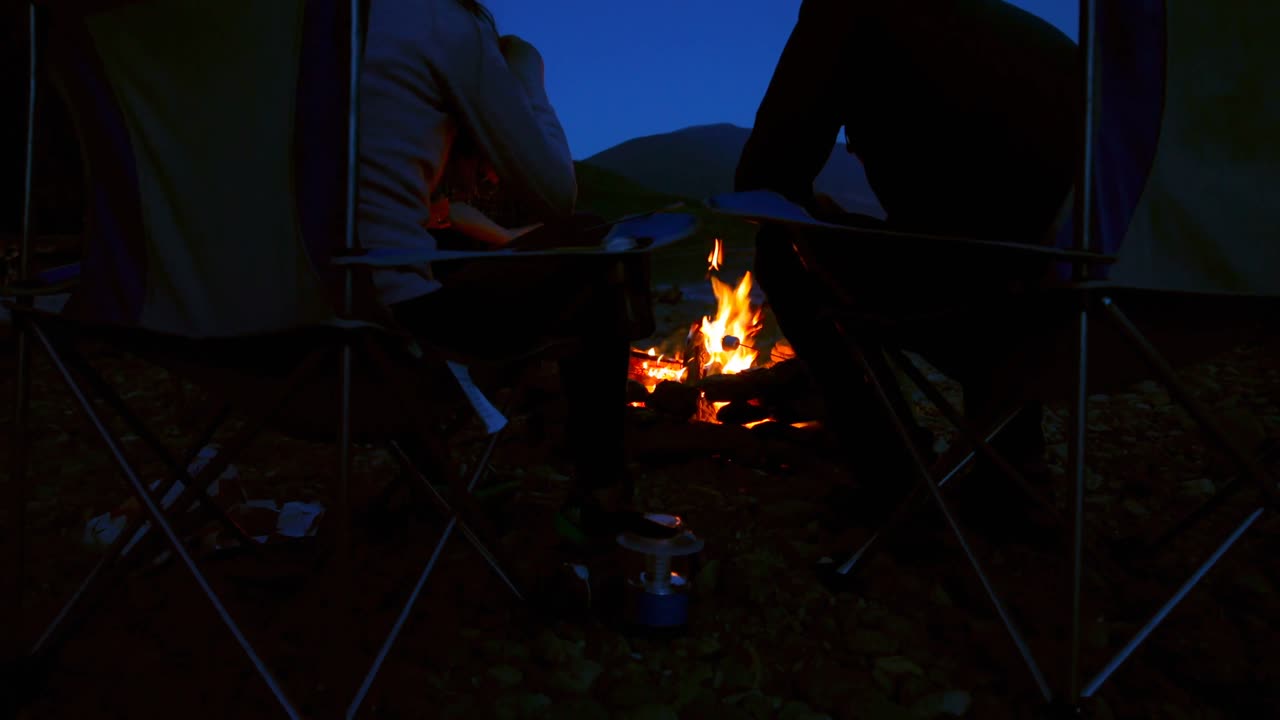 캠프 파이어 4k 근처에 마시멜로를  ⁇ 는 하이커 그룹