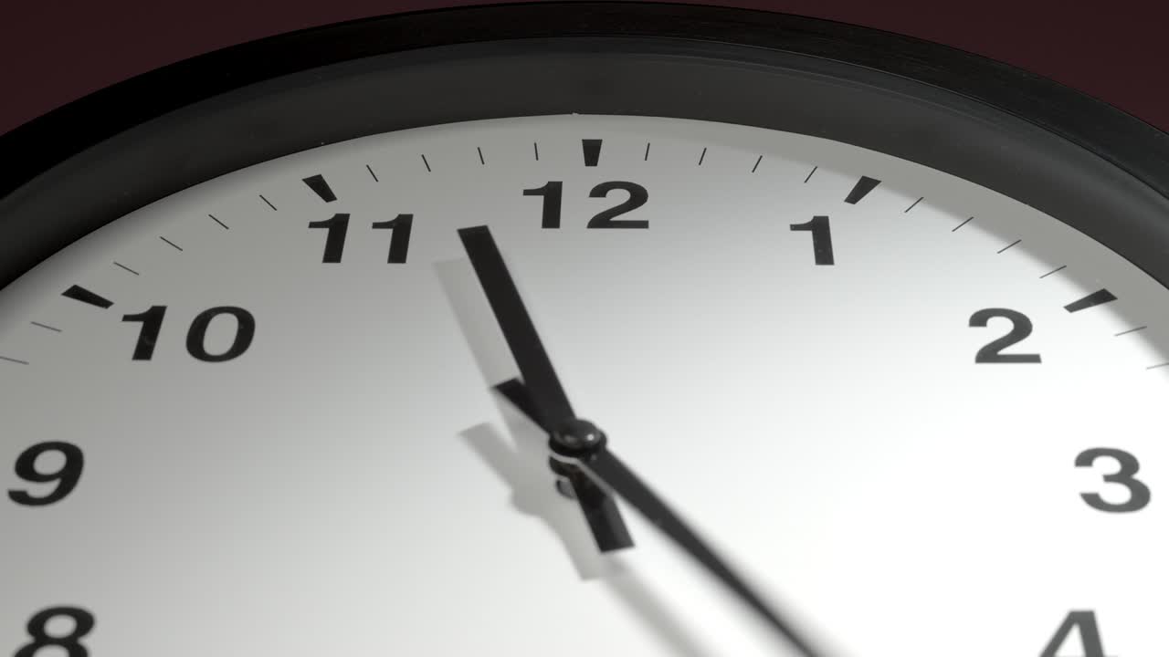 reloj en la pared marrón en el lapso de tiempo