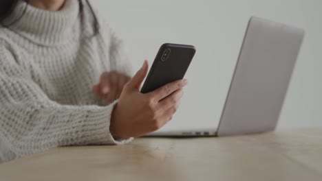 Frau-Benutzt-Laptop-Und-Smartphone