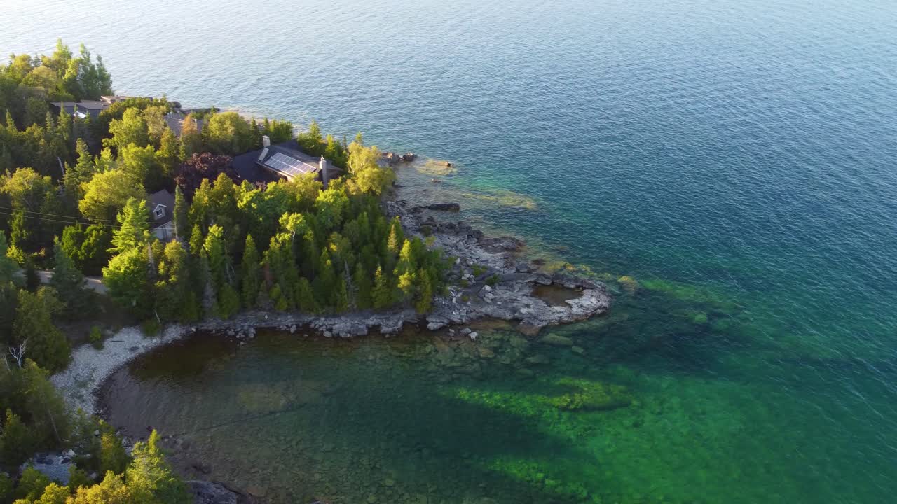 숲 섬의 가장자리와 파란 바다