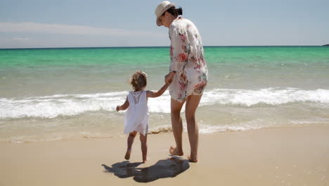 Mutter-Und-Tochter-Genießen-Den-Strand-Im-Sommer