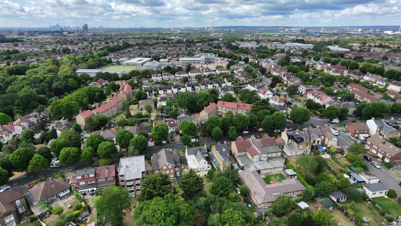 Veduta aerea con drone di Highams Park, East London, Regno Unito, con lo skyline della città sullo sfondo