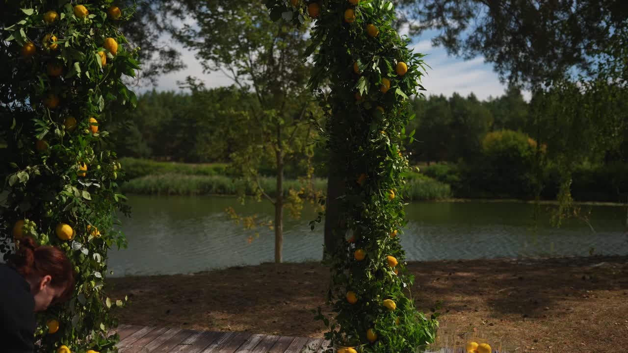 강변에 있는 레몬 웨딩 아치