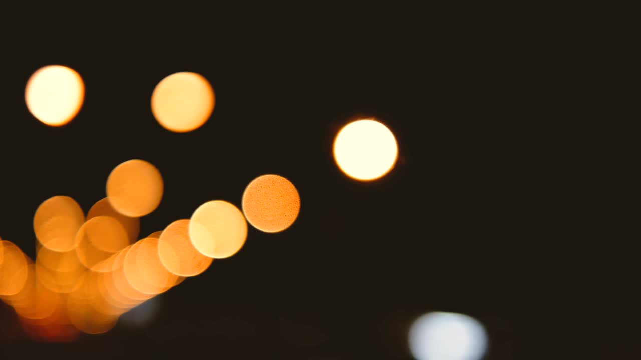 iluminación borrosa coche bokeh en el camino