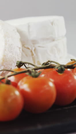 queso con tomates y hierba de romero