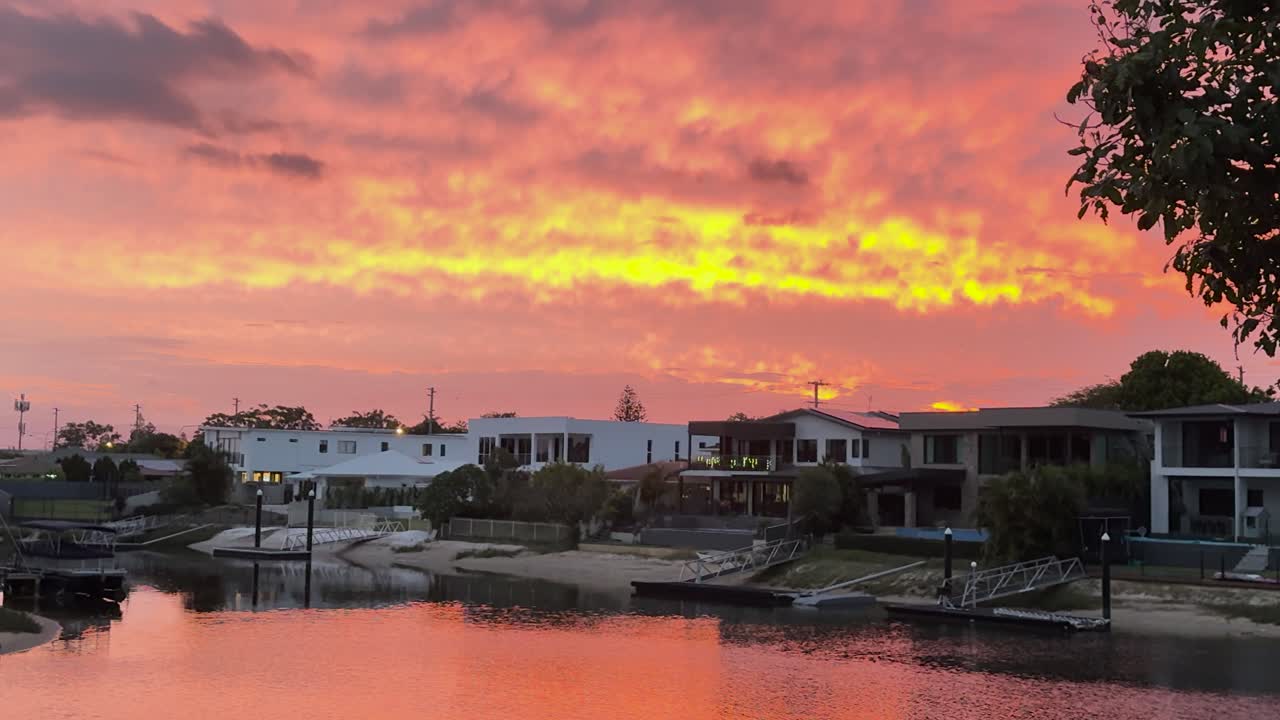 평온 한 운하 물 에 반사 되는 활기찬 일몰