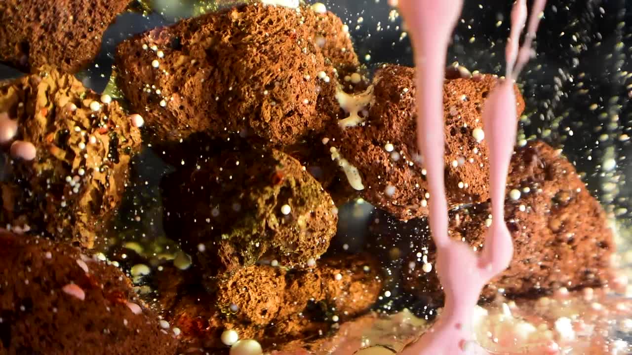 꿈꾸는 듯한 수중 효과 60fps로 다공성 암석 외계 구조 주위에 물방울 모양의 기름이 떨어집니다.