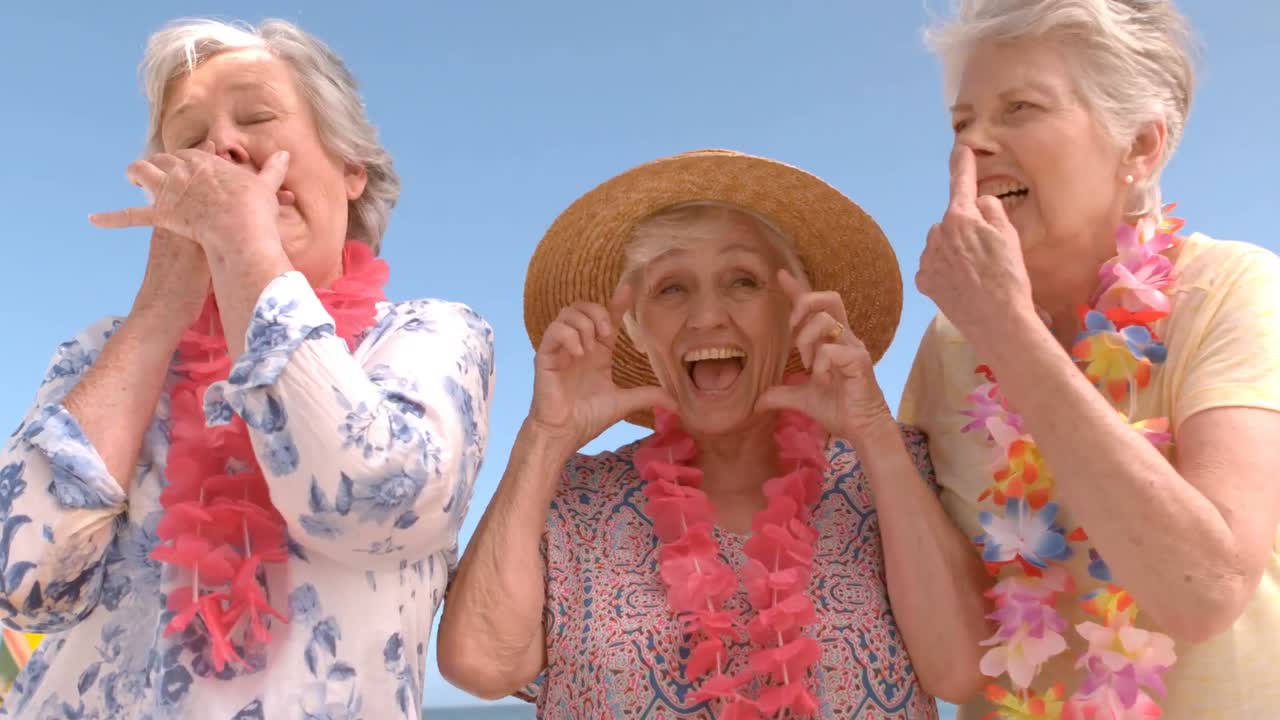 해변에서 웃기는 얼굴을 하는 고위 친구들