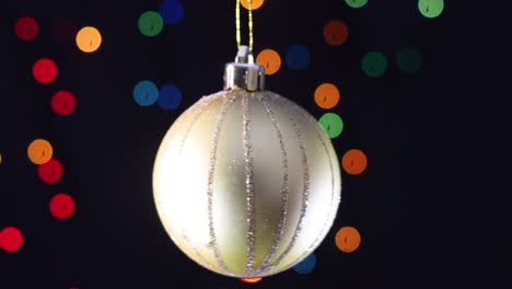 ornamento de navidad de oro swing o fondo negro con luces parpadeantes